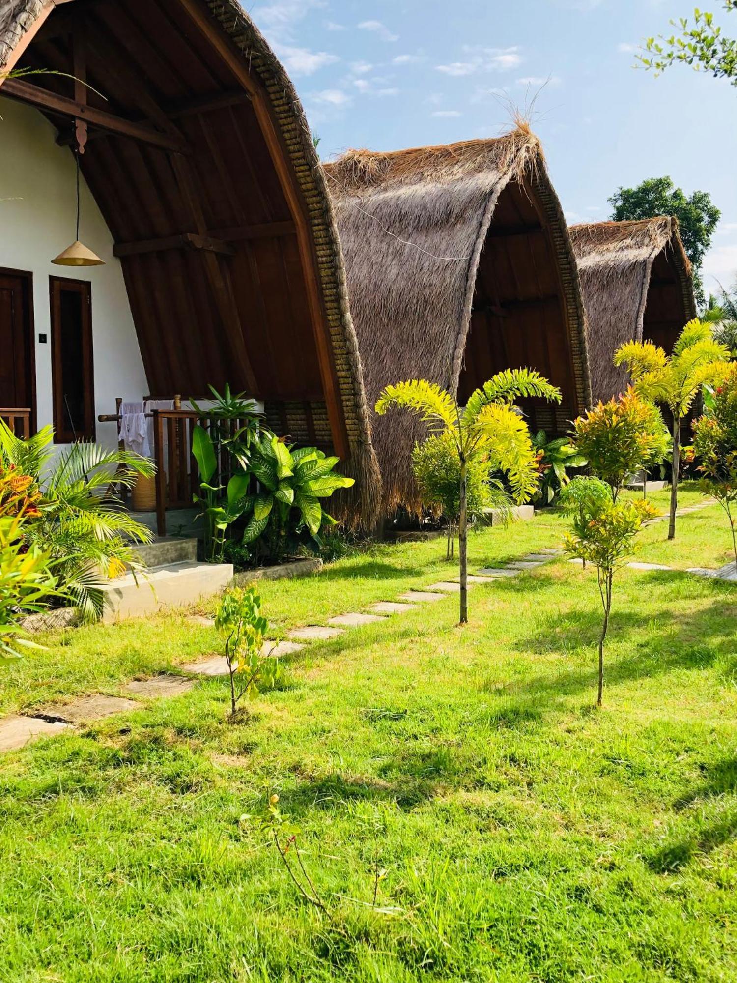 Tropical Sunday Bungalow - Surf And Stay Selong Belanak Pokoj fotografie